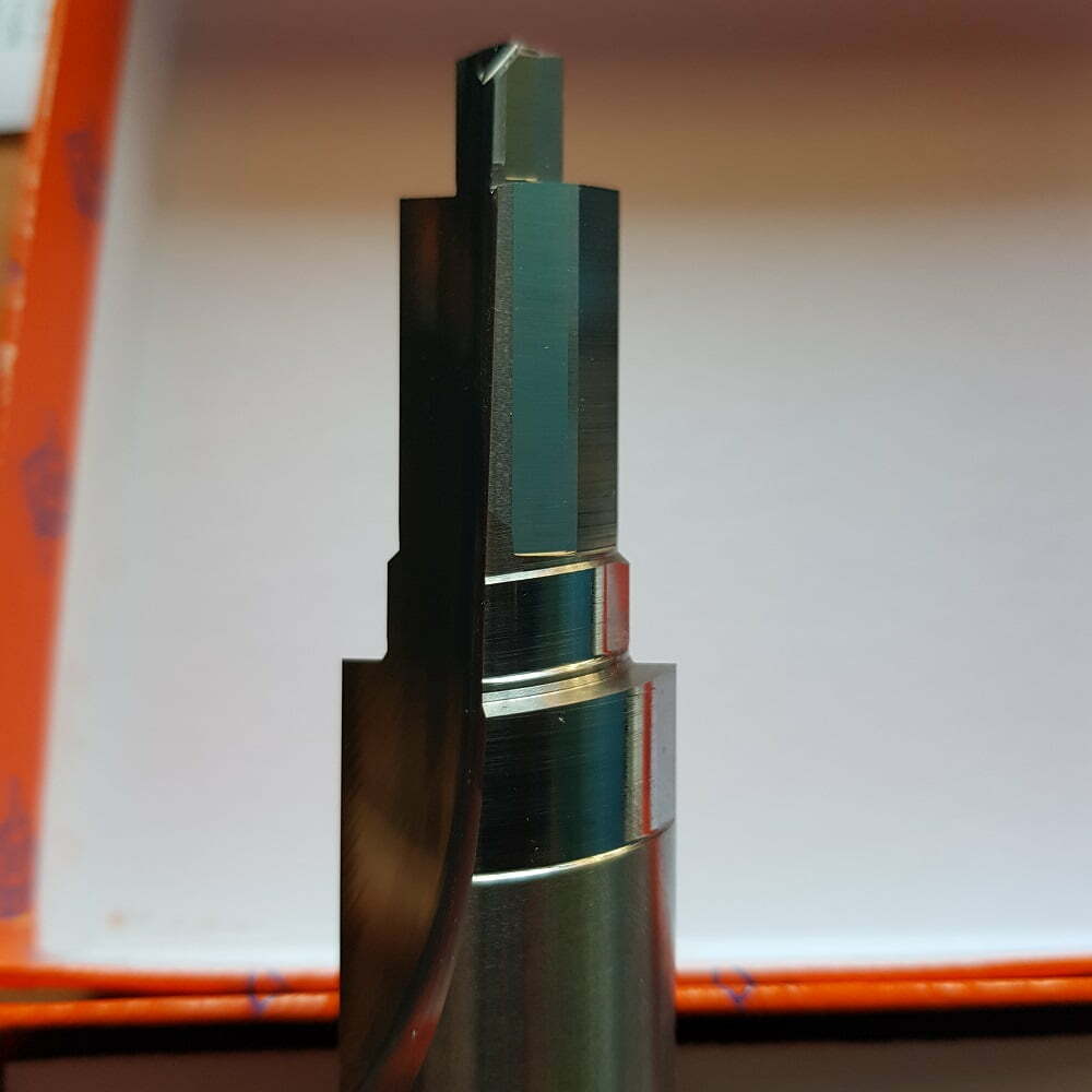 Corte de una herramienta de fresado de metal, mostrando detalles de su diseño y acabados. Ideal para aplicaciones de mecanizado de precisión en la industria.
