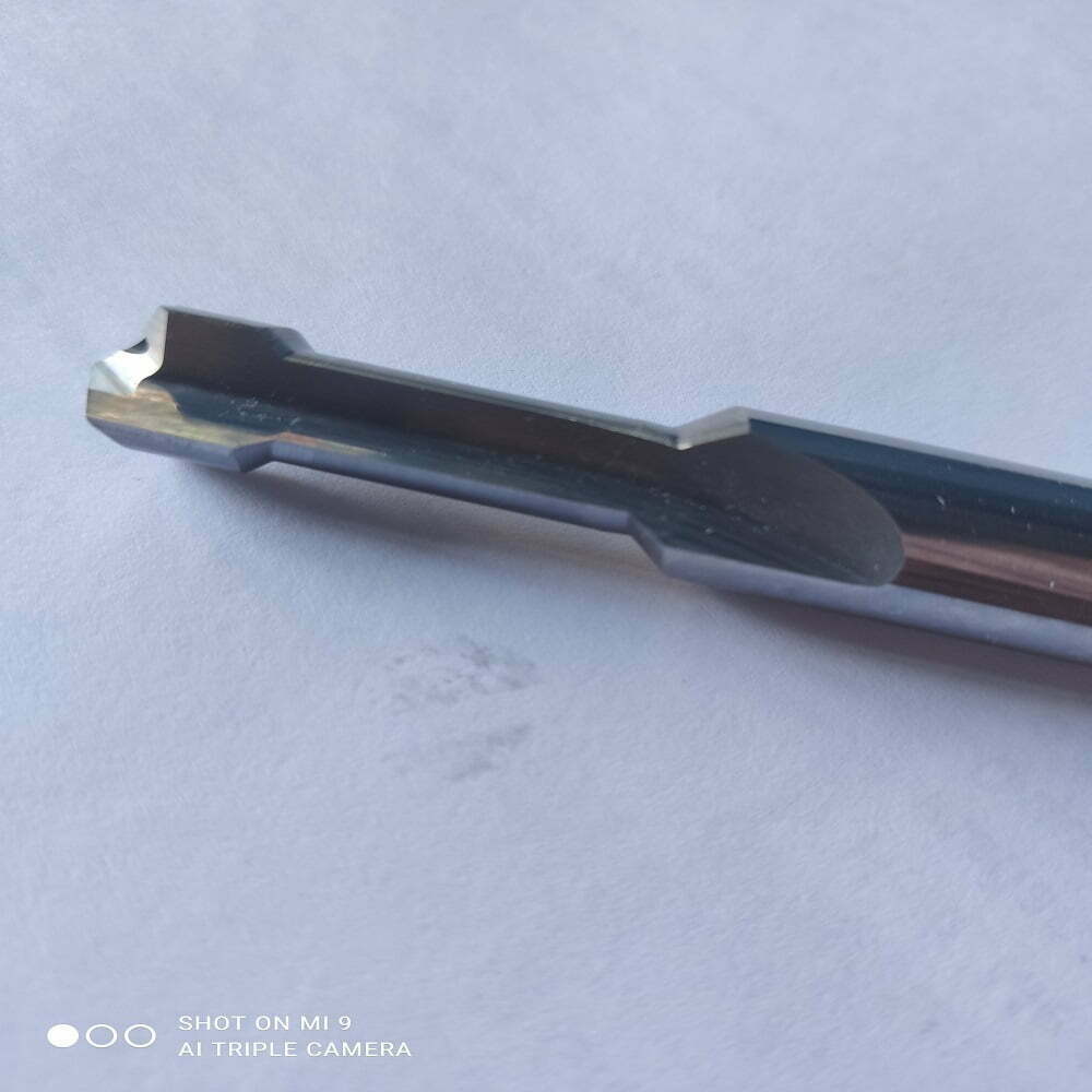 Herramienta de corte de metal, con un diseño afilado y acabado brillante, sobre fondo blanco. Ideal para trabajos de precisión en mecanizado.