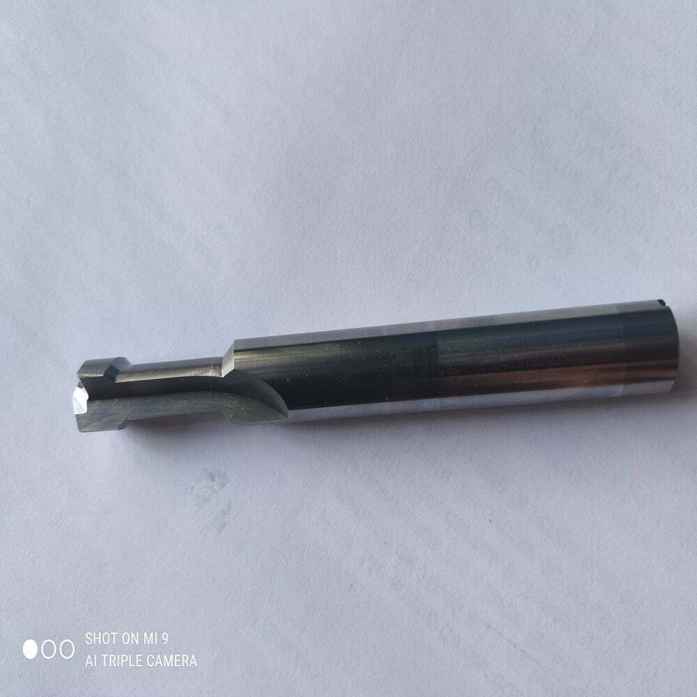 Broca de metal de alta precisión para mecanizado, con diseño de corte en espiral y acabado pulido, ideal para trabajos en madera y metal.