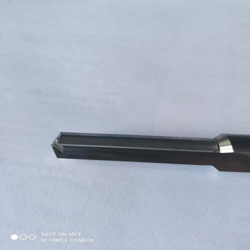 Herramienta de corte de metal con punta hexagonal, ideal para trabajos de mecanizado y precisión. Fondo blanco que resalta los detalles de la herramienta.