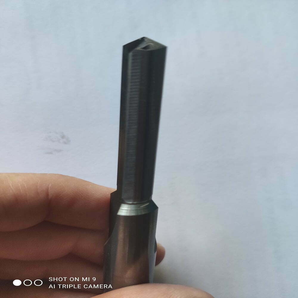Herramienta de corte de metal en mano, mostrando un extremo hexagonal y detalles de diseño, ideal para procesos de mecanizado y precisión en la fabricación.